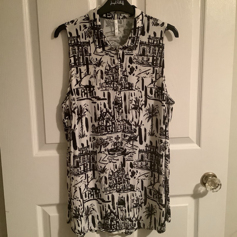 Woman’s sleeveless tunic top